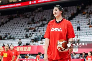 弹跳力对决引发热议：张子宇与美国女篮锋线激战成焦点