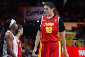 战报：女篮世界杯首战中国不敌美国