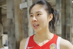 巅峰对决！中国女篮传奇与现役之星交锋，实力较量见真章